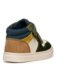 Sneaker a medio collo con un mix di materiali: tessuto blu navy, suede verde oliva, giallo e beige. Presenta una suola in gomma bianca e un'acca in forma di fiocco.
