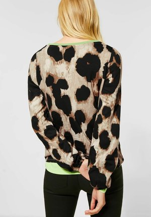 Maglietta a maniche lunghe con stampa leopardata, caratterizzata da un motivo beige, marrone e nero, con un colletto verde, vista da dietro. Tessuto morbido, vestibilità comoda.