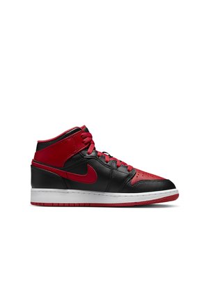 Sort og rød Nike high-top sneaker med røde snørebånd, rød swoosh-logo, perforeret tå og hvid sål på hvid baggrund.