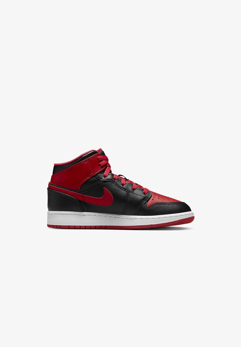 Baskets montantes Nike noires et rouges avec lacets rouges, logo swoosh rouge, bout perforé et semelle blanche sur fond blanc.
