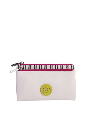 Pequeño bolso rectangular beige con doble cremallera, ribete a rayas en negro y blanco, y parche con el logo amarillo de Don Algodon en el frente.