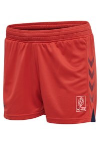 Pantalones cortos deportivos rojos de tejido ligero con cintura elástica. Presenta acentos de chevrones negros en los laterales y un parche con el logo en la parte frontal.