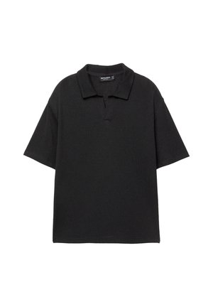 Crni polo majica od teksturirane tkanine, s klasičnom kragnom i kratkim rukavima, u opuštenom kroju i bez vidljivih uzoraka.