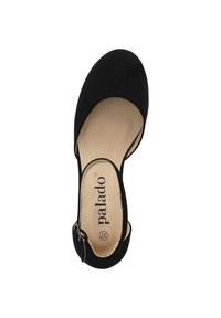 Zapato de tacón de ante negro con punta cerrada y diseño de tira trasera. Cuenta con un forro interior suave y un pequeño detalle de hebilla en la correa.