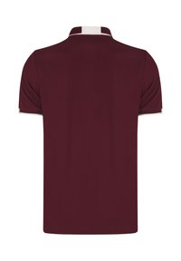 Bordeaux polo skjorte med hvid krave og trim. Glat stof, korte ærmer og en klassisk pasform. Ingen synlige mønstre eller logoer.