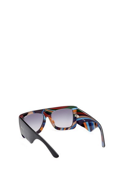 Barevné oversized sluneční brýle s originálně vzorovaným plastovým rámem v odstínech modré, zelené, oranžové a hnědé a gradientními šedými čočkami.