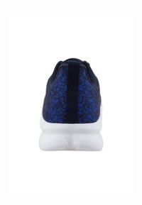 Marineblaue Sportschuhe mit einem strukturierten Strick-Obermaterial, weißer Sohle und einer kleinen Schlaufe an der Ferse für einfachen Einstieg. Mit einem gemusterten Design.