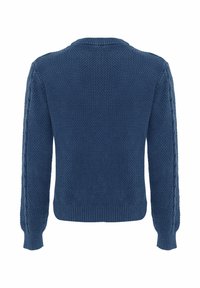 Pull en tricot bleu marine avec un motif texturé, ourlet et poignets côtelés, présentant des détails en torsades le long des manches.