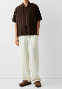 Bershka Tygbyxor - white