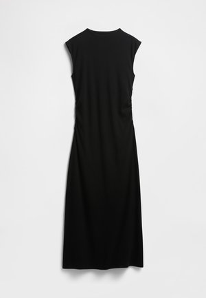 Zwarte mouwloze jurk met een ronde halslijn; heeft geplooide details aan de zijkanten; gladde, zachte stoftextuur; midi-lengte.