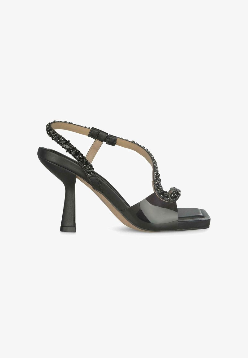 Schwarze High-Heelsandalen mit glänzendem Design, Perlenriemen und quadratischer Zehenpartie. Sie verfügen über einen dünnen Absatz und eine verstellbare Schnalle.