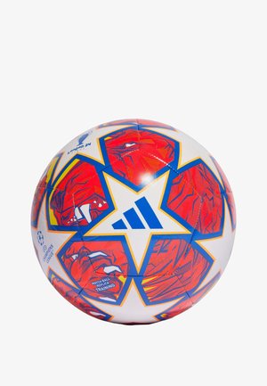 Palla da calcio Adidas con superficie bianca decorata con stelle rosse e blu, pannelli testurizzati e loghi stampati, adatta per l'allenamento.