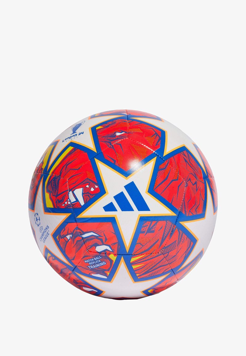 Palla da calcio Adidas con superficie bianca decorata con stelle rosse e blu, pannelli testurizzati e loghi stampati, adatta per l'allenamento.