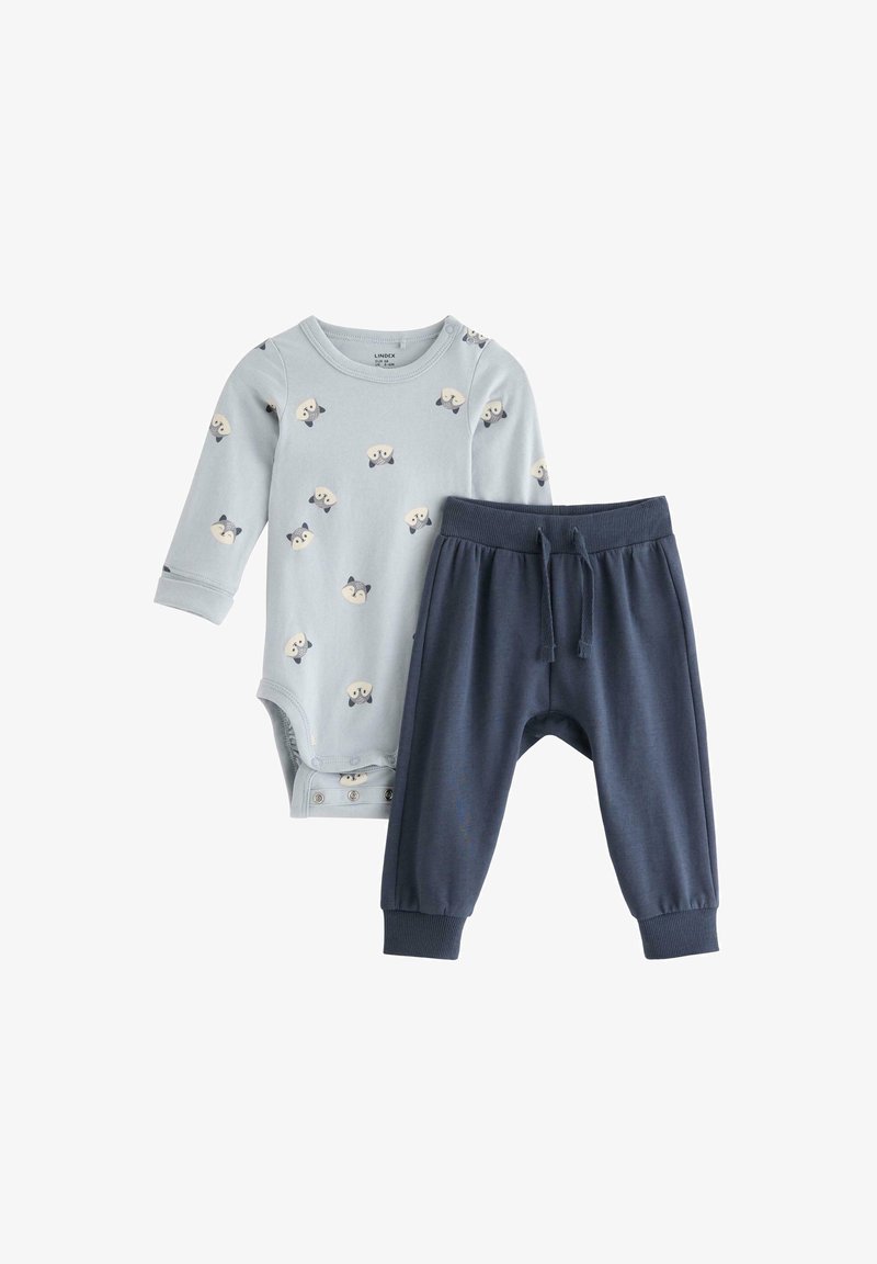 Babyoutfit met een lichtblauwe langemouwen romper met dierenhoofdprints en donkerblauwe elastische broek met trekkoord.