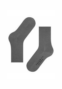 Un paio di calzini grigi a coste con bordo elasticizzato, uno dei quali mostra il testo "FALKE SOFT MERINO 37-38" su uno sfondo bianco.