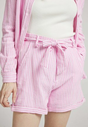 Shorts rayés rose et blanc en tissu léger, avec une taille à nouer, des poches latérales et des ourlets roulés.