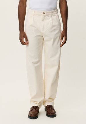 ROMEO PLEATED PANTS - Nohavice - eggnog white