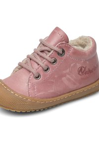 Zapato de cuero rosa con cordones grises, puntera redonda y suela de goma marrón texturizada. Presenta un forro de felpa suave y un detalle del logo.