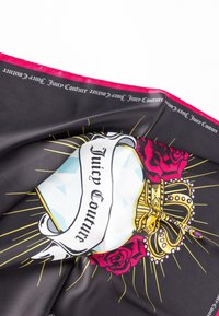 Sort silkeslørf med et design af diamanter, kroner og roser, prydet med pink accenter og hvid tekst, indrammet med en pink satinbort.
