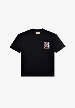 Schwarzes Baumwoll-T-Shirt mit einem grafischen Design, das "NINE ONE" in weißem und rotem Text auf der linken Brust zeigt. Kurze Ärmel, Rundhalsausschnitt.
