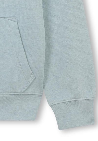 Sweatshirt bleu clair avec une poche kangourou, des poignets côtelés et un tissu doux et texturé. Comprend des coutures minutieusement détaillées.