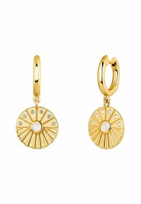 Pendientes de aro de oro con un colgante circular que presenta patrones radiales, una perla central y varios pequeños cristales de acento.