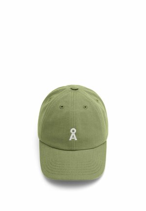 Cappellino da baseball verde chiaro con un piccolo simbolo bianco ricamato che somiglia a un anello sopra una forma triangolare al centro frontale.
