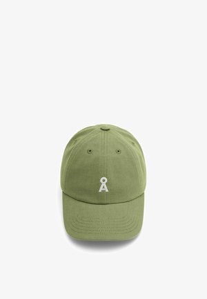 Cappellino da baseball verde chiaro con un piccolo simbolo bianco ricamato che somiglia a un anello sopra una forma triangolare al centro frontale.