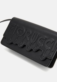 Schwarze Leder-Clutch mit erhabener, tropfender Schriftzug-Design "Fiorucci." Hat geschwungene Kanten und eine glatte Textur. Kompakte und rechteckige Form.
