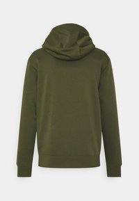 Olivgrön hoodie med huva, långa ärmar samt ribbade muddar och nederkant. Mjuk tyg med en slät yta. Enkel design utan synliga detaljer.