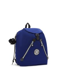 Zaino in nylon blu con pattina superiore, doppia cerniera argentata, chiusura con cordoncino, patch del logo e accessorio pom-pom nero.
