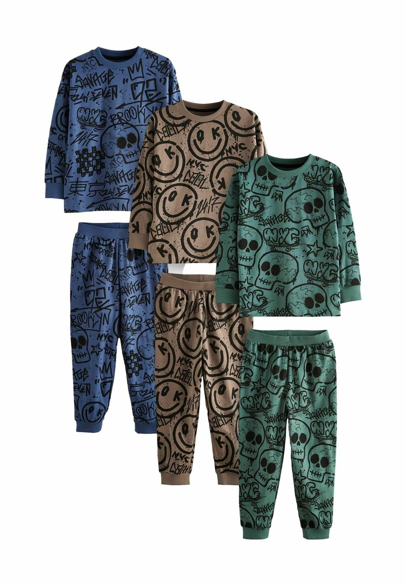 Kaksi lasten pyjama-settiä, joissa on pitkät hiharat paidat ja housut, valmistettu puuvillasta, ja joissa on graafisia kuvastoja sinisen, ruskean ja vihreän värin yhdistelmällä.