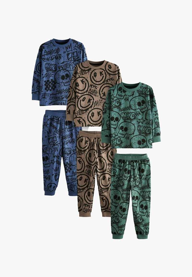 Kaksi lasten pyjama-settiä, joissa on pitkät hiharat paidat ja housut, valmistettu puuvillasta, ja joissa on graafisia kuvastoja sinisen, ruskean ja vihreän värin yhdistelmällä.