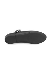 Schwarze Schuhsohle mit einer glatten Oberfläche, runder Form und strukturierten Bereichen in der Nähe der Ferse. Verfügt über ein metallisches Schnallendetail.