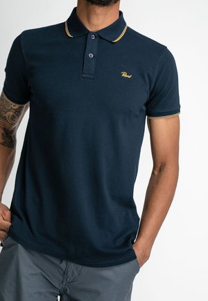 Marineblå poloshirt i bomuldsblanding med klassisk krave, to-knaps lukning, korte ærmer og gule accentdetaljer.