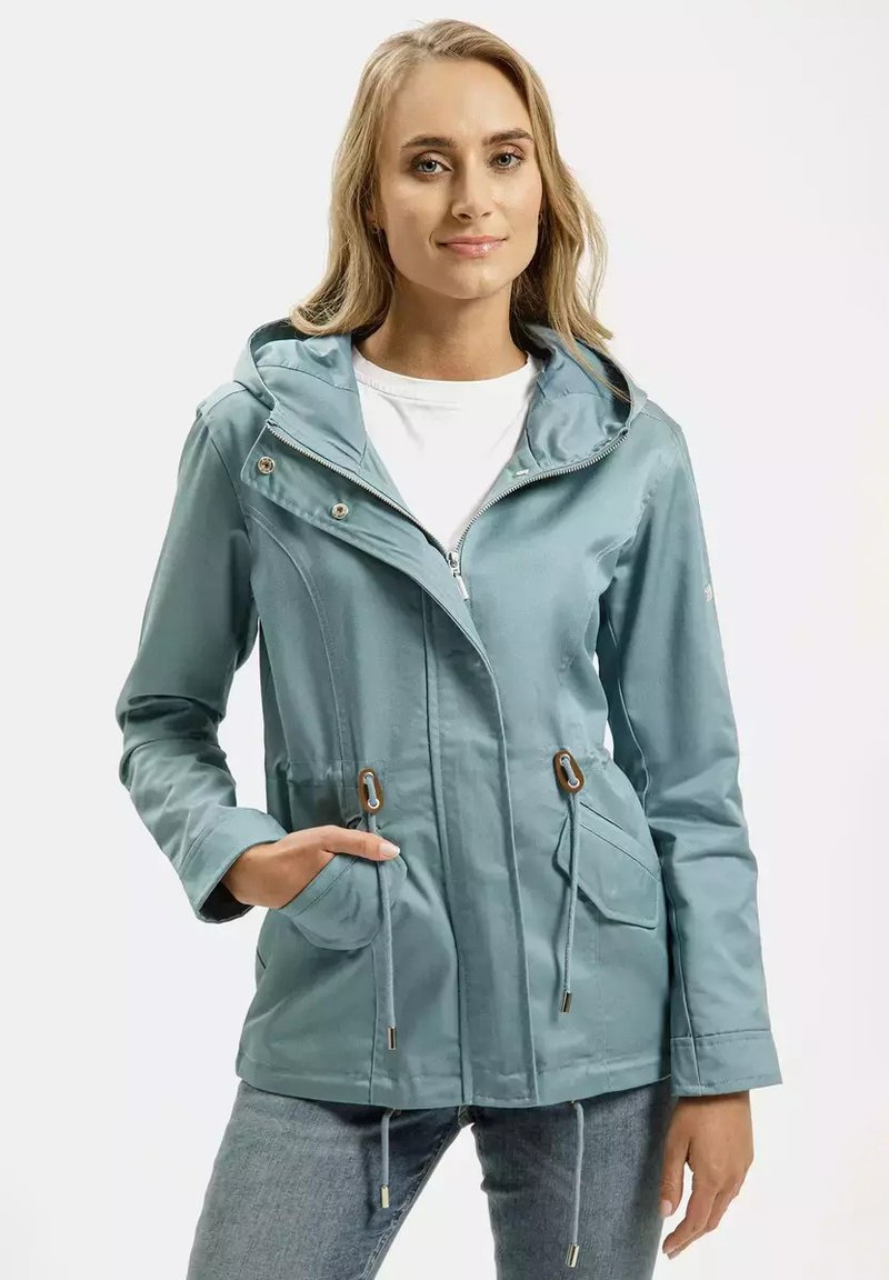 Jasnoniebieska wodoodporna kurtka z kapturem, regulowanymi sznurkami, zamek błyskawiczny z przodu i dwiema bocznymi kieszeniami. Gładki materiał z delikatnym połyskiem.