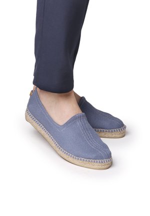 Niebieskie płócienne espadryle wsuwane z plecioną teksturą, naturalnymi podeszwami z juty, przeszyciami i niskoprofilowym designem.