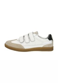 Witte en beige sneakers met drie klittenbandsluitingen, een suède neus, geperforeerde zijpanelen en een gumrubberen zool. Zwarte hielaccent.