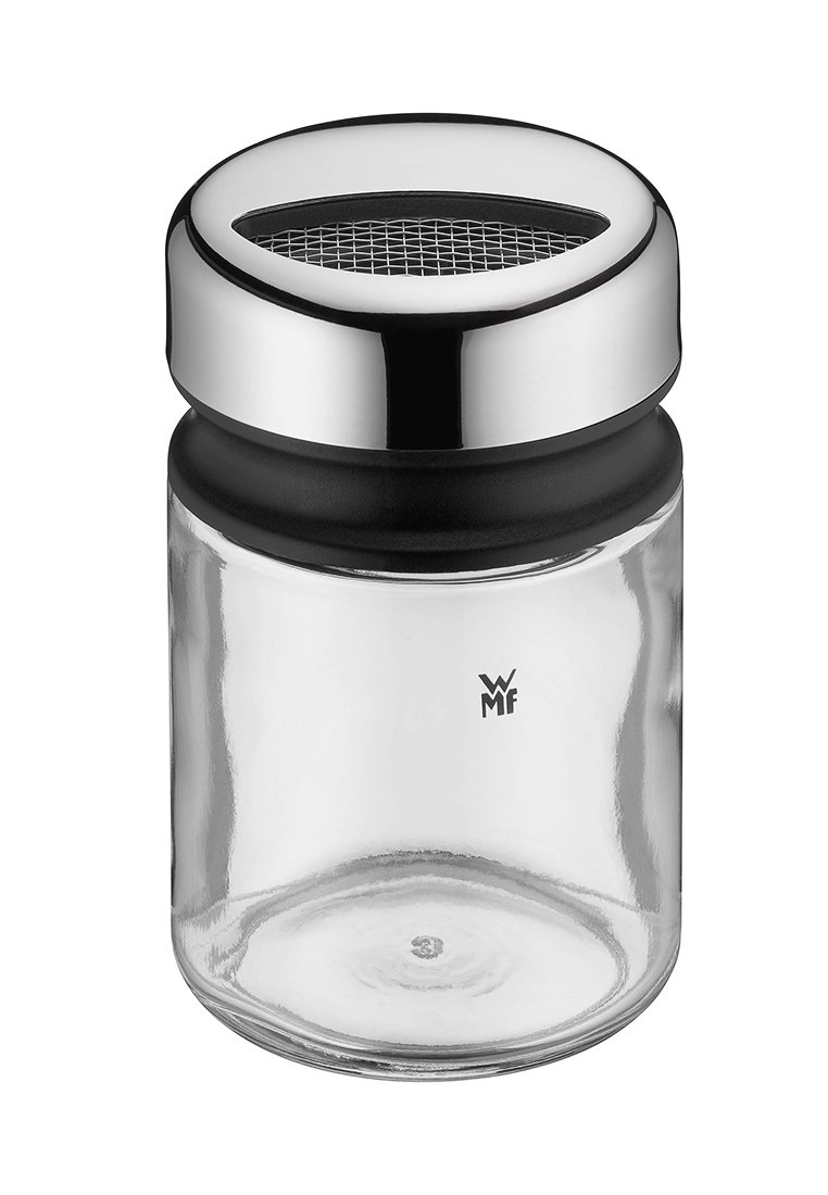 Przezroczysty szklany shaker na przyprawy z perforowaną stalową pokrywką i czarną opaską, z logo WMF z przodu.