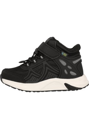 Sorte sportssko med mesh og syntetiske materialer, udstyret med en strap-lukning, hvid mellemsål og teksturerede detaljer på overdelen. Vandtæt mærke.