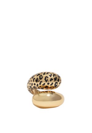 Brazalete de color dorado con una forma ovalada lisa y una parte superior texturizada que presenta un patrón de piel de leopardo negro.