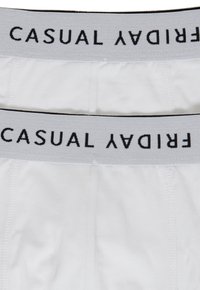 Hvide bomulds herre boxer briefs med en blød elastisk linning, der har teksten "CASUAL FRIDAY" i sort skrift. Simpelt, glat design.