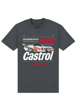 Maglietta grigia scuro con logo Castrol bianco e rosso, grafica di una macchina da corsa, testo "Olio motore ad alte prestazioni" e caratteri giapponesi.