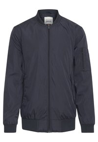 Veste bomber bleu marine avec fermeture éclair avant, col, poignets et ourlet côtelés, et poche zippée sur la manche gauche.