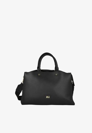 Bolso de mano de cuero negro texturizado con dos asas cortas, una correa de hombro desmontable y un pequeño logo dorado Xti en la parte delantera.