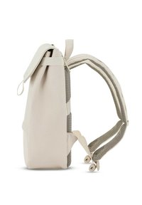Zaino in tessuto beige con un design minimalista. Presenta spallacci grigi imbottiti e un cappuccio superiore con chiusura a toggle per un accesso sicuro.