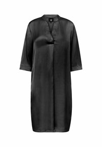 Vestido de satén negro con cuello mao, mangas cortas y corte recto. Textura suave con un detalle mínimo y un ligero brillo.