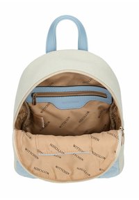 Sac à dos en toile crème avec des accents bleu clair. L'intérieur présente une doublure beige ornée du logo de la marque et une poche zippée.