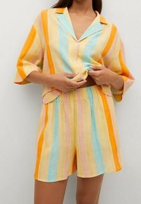 Gestreiftes Freizeitset in Pastellfarben (Gelb, Orange, Blau, Pink) bestehend aus einem kurzärmeligen Hemd mit Knopfleiste und Shorts mit elastischem Bund.