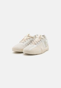 Under Armour REIGN 6 - Chaussures fitness - ivory dune/stone/white